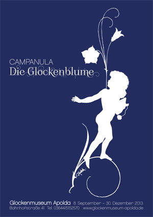 Ein historisches weißes Motiv auf einem lila-blauen Hintergrund eines winzigen Jünglings stehend auf der Wurzel einer riesigen Glockenblume.